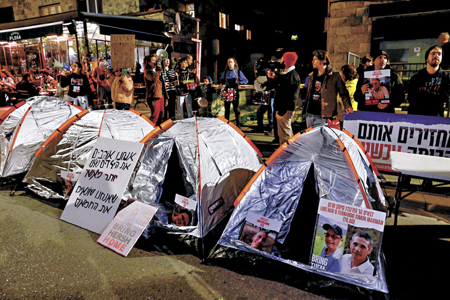 ◆人質家屬在內塔尼亞胡私人住宅前搭起帳篷，以示抗議。 法新社