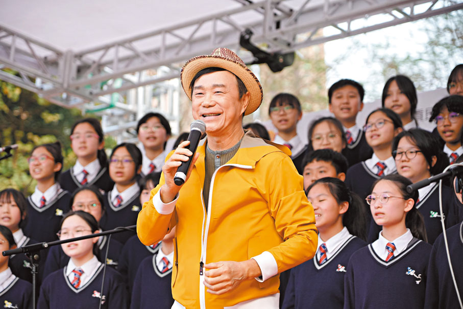 ◆區瑞強與仁濟醫院王華湘中學合唱團合唱。