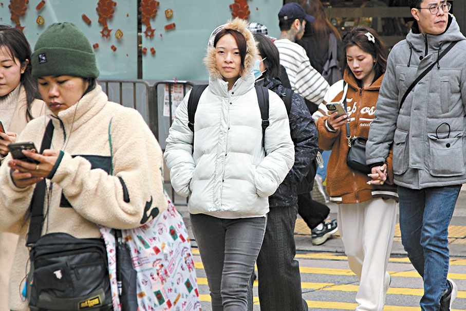 ◆嚴寒天氣下，不少市民穿上厚衣。 香港文匯報記者黃艾力  攝