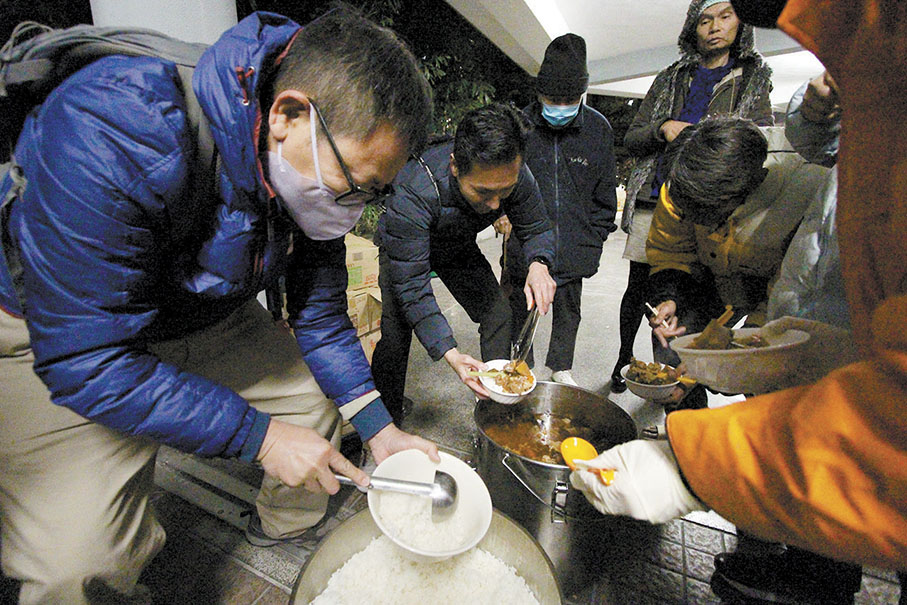 ◆義工團隊事先準備了大桶的羊腩煲和米飯，以及可重用餐具，現場盛飯給無家者食用。 香港文匯報記者黃艾力  攝