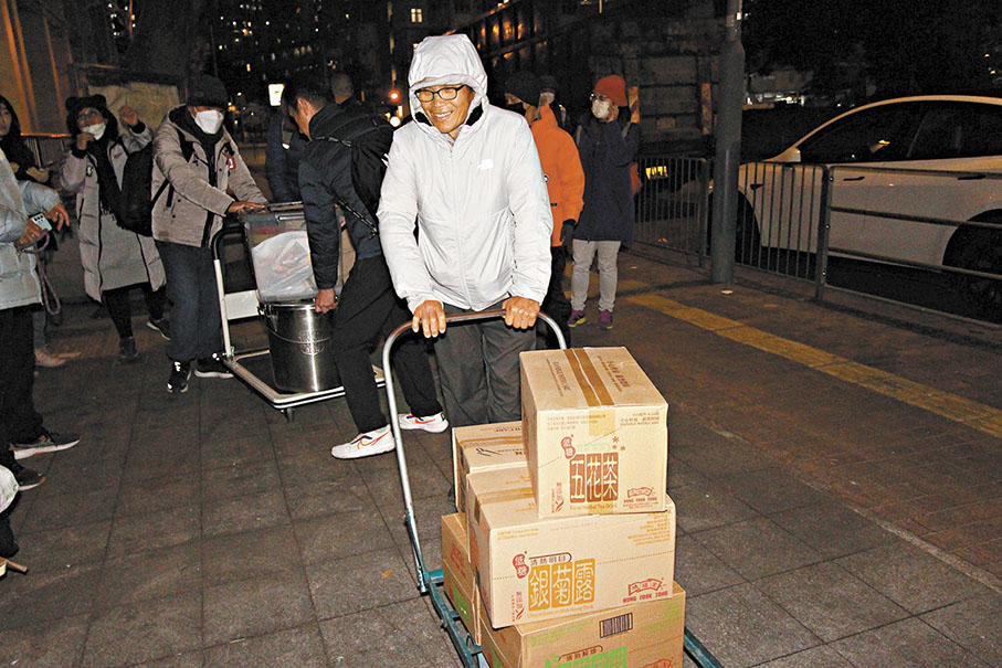 ◆義工陳先生希望在有餘力時繼續幫助他人。 香港文匯報記者黃艾力  攝