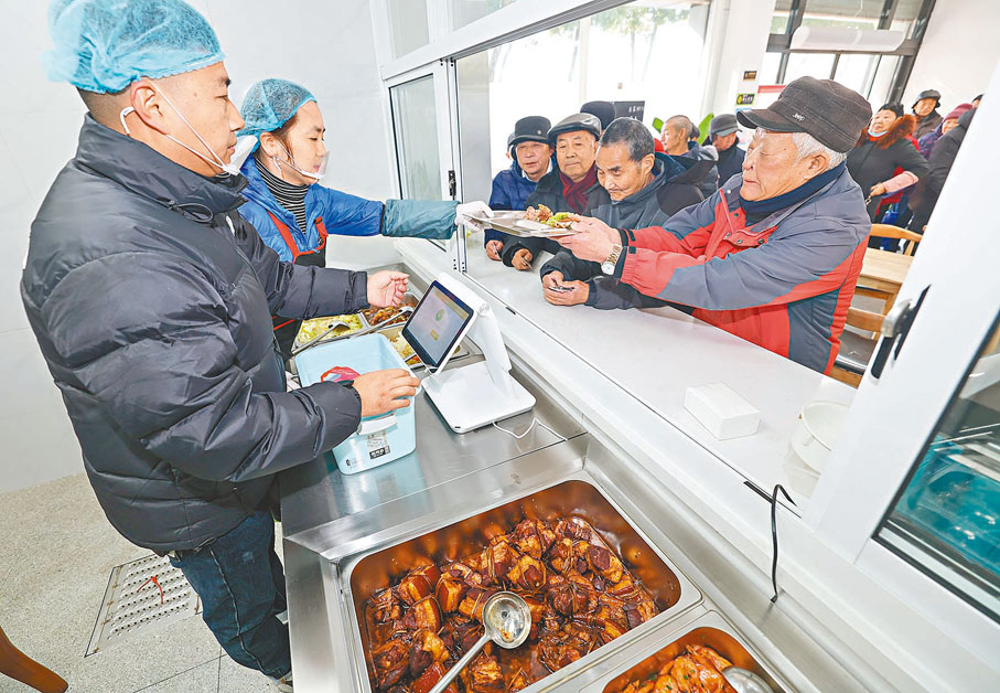 ◆1月23日，長者在浙江嘉興秀洲區新塍鎮虹橋社區長者食堂購餐。新華社