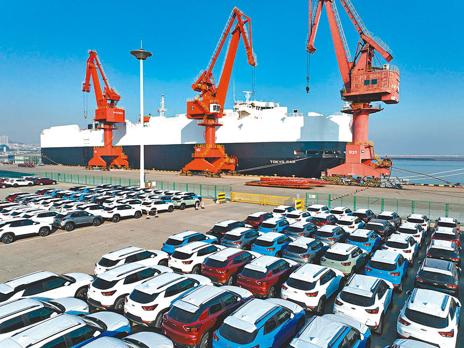 ◆2023年12月24日，在江蘇連雲港港東方港務分公司碼頭，滾裝輪在裝載出口汽車。 資料圖片