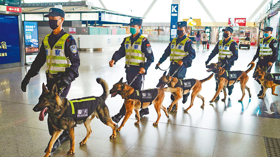 ◆白皮書指出，反恐怖主義是國際社會的共同責任。圖為警犬隊在機場航站樓巡查。 資料圖片