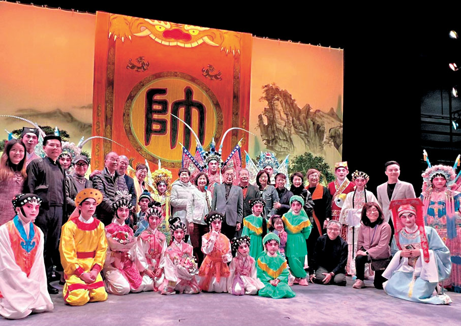 ◆「星輝」粵劇參演的大小朋友與老師一起合照！ 作者供圖