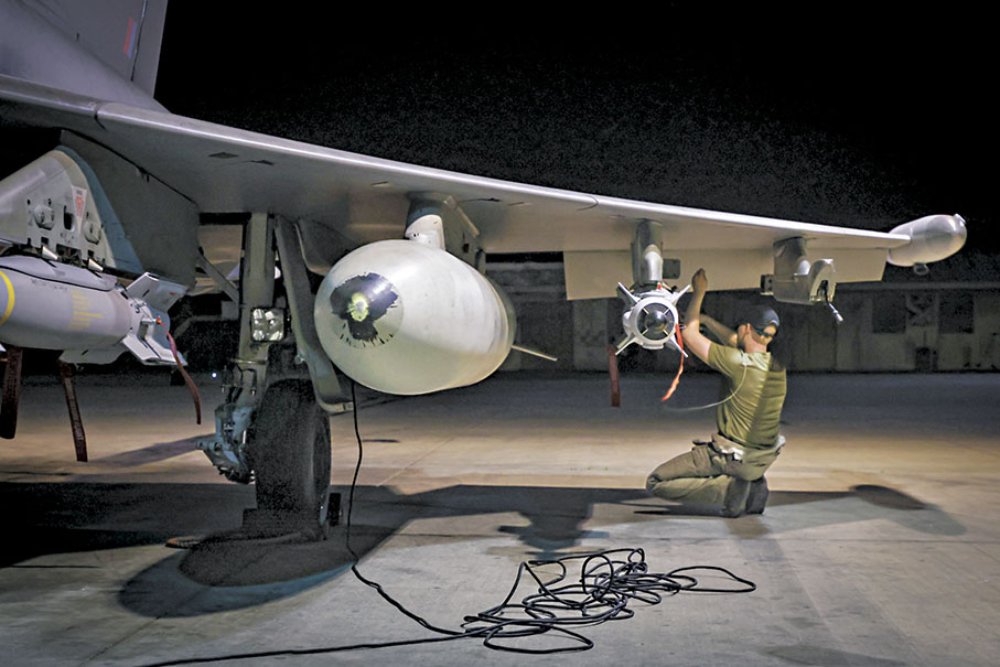 ◆英國空軍正在準備一架颱風型戰機。 美聯社