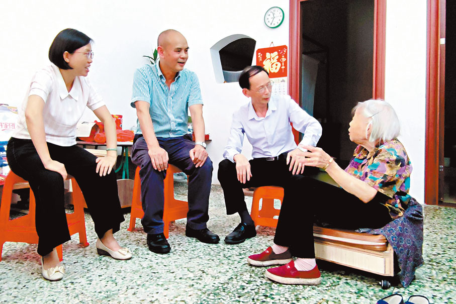 ◆邵建波（左二）探訪香港長者。