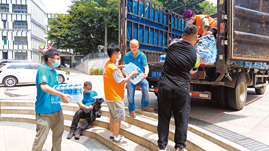 ◆邵建波在把賑災物資裝車。