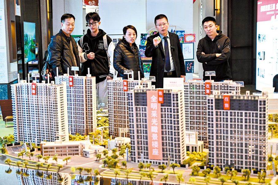 ◆國家金融監督管理總局副局長肖遠企在發布會上表態金融業支持房地產業「責無旁貸，必須大力支持」。圖為2023年11月4日，山西太原一家房地產售樓部內，購房者正在參觀。 資料圖片