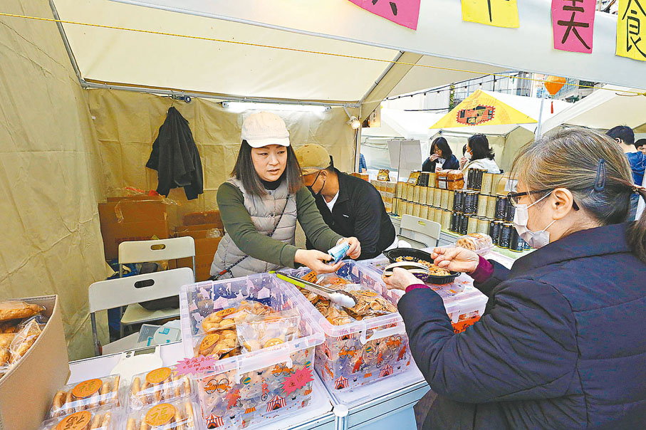 ◆呂小姐的攤檔售賣角仔等賀年小食，甚受巿民歡迎。 香港文匯報記者北山彥  攝