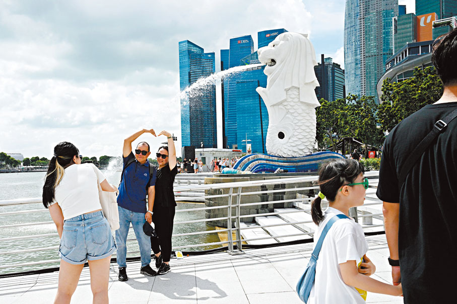 ◆中國和新加坡簽署互免持普通護照人員簽證協定。協定將於2024年2月9日正式生效。圖為早前遊客遊覽新加坡魚尾獅公園。 新華社