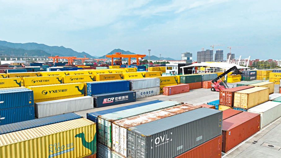 ◆中歐班列貨場堆滿了等待發貨的貨櫃。香港文匯報浙江傳真