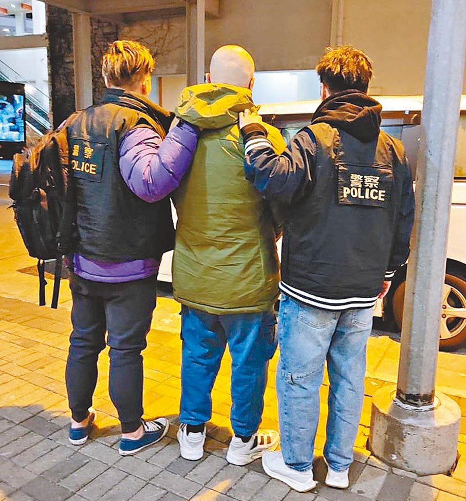 ◆一名男子（中）涉攜同10歲繼子為非法收數集團向目標單位淋紅油及拍片，父子一同被捕。警方供圖