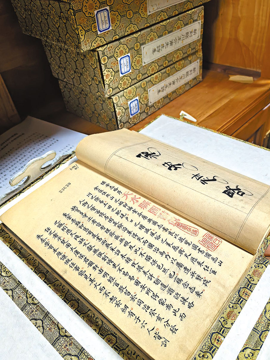 ◆這是天水市圖書館的館藏珍貴古籍。 新華社