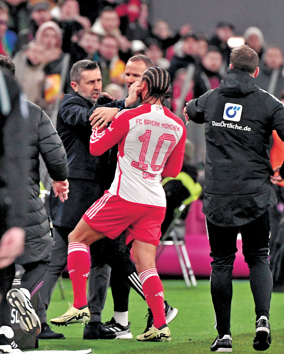 ◆比積利卡(左)一掌打在利萊辛尼面上。  路透社