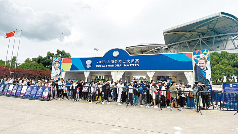 ◆上海網球大師賽吸引了海內外球迷齊聚上海。香港文匯報記者夏微  攝