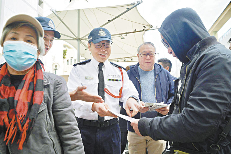 ◆警方在黃大仙派發反街頭賭博宣傳單張。