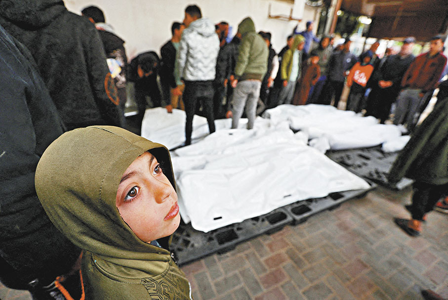 ◆加沙孩童對遍地遺體的場景看似已麻木。 路透社