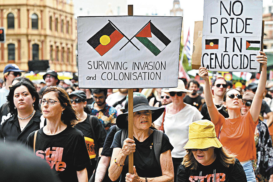 ◆示威者舉起橫額寫着「澳洲種族滅絕沒什麼好驕傲」。 法新社