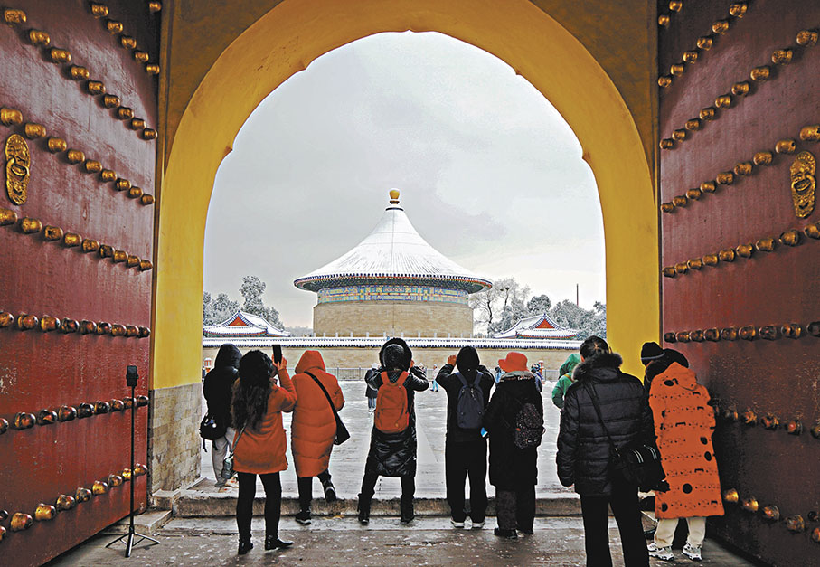 ◆遊客在天壇公園拍攝雪景。