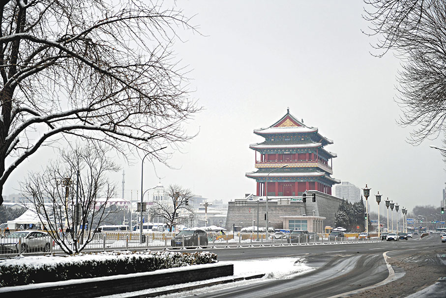 ◆雪中正陽門城樓像往常一樣望着車來車往。