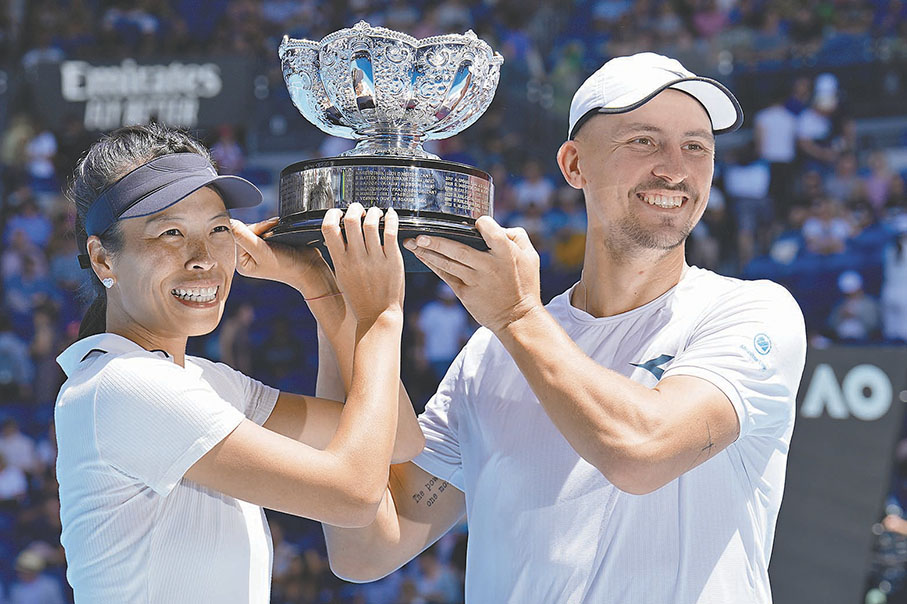 ◆謝淑薇（左）與傑林斯基捧起澳網混雙冠軍獎盃。 美聯社