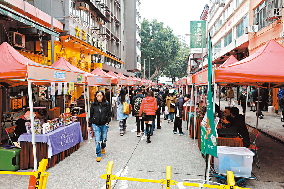 ◆「油麻地榕樹頭節」有多個攤位，包括書寫揮春、占卜等。香港文匯報記者黃艾力  攝