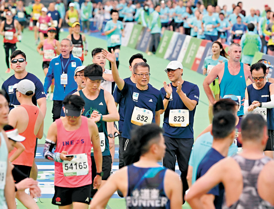 ◆陳茂波指，上周日的香港馬拉松，令香港再次成為國際專業跑手熱衷的重要一站。