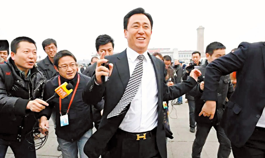 ◆許家印酷愛某意大利品牌的皮帶，幾乎所有場合都會佩戴。