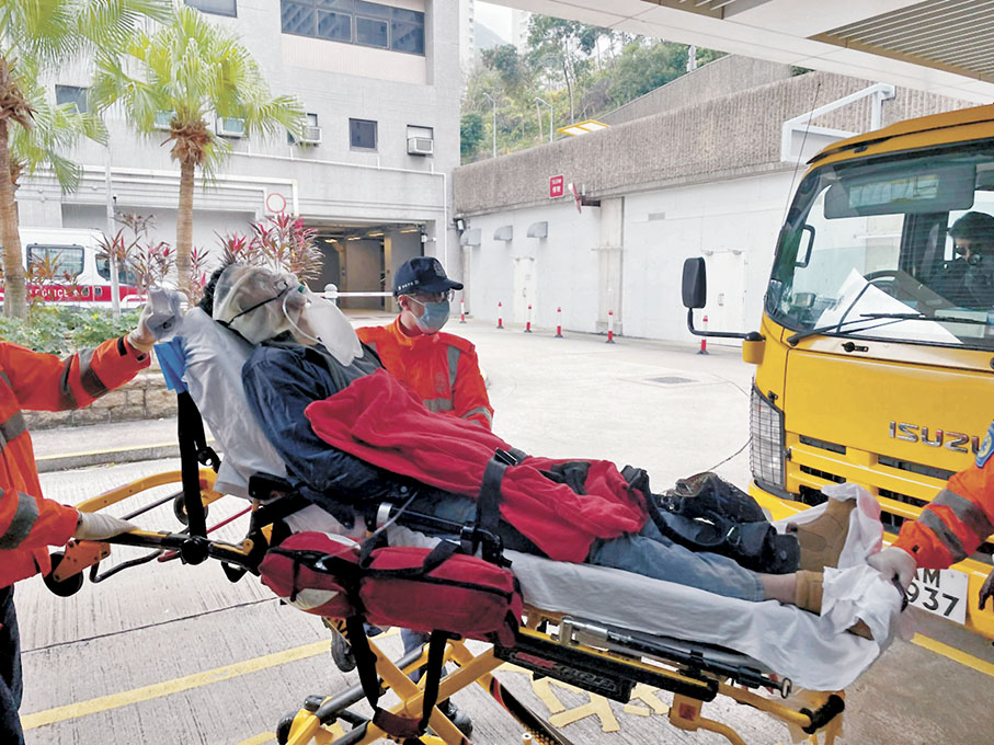 ◆男工人面部燒傷，敷上面膜後清醒送往東區醫院治理。