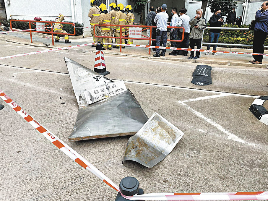 ◆電錶房大門被炸至扭曲變形，飛脫在馬路中央。