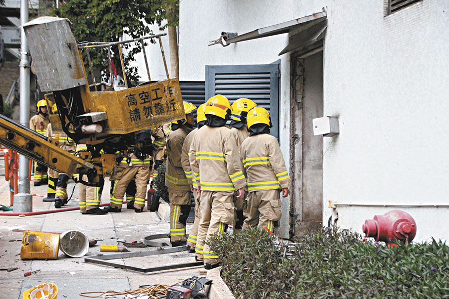 ◆兩名男工人在電錶房外安裝鐵梯，未料突然發生猛烈爆炸。