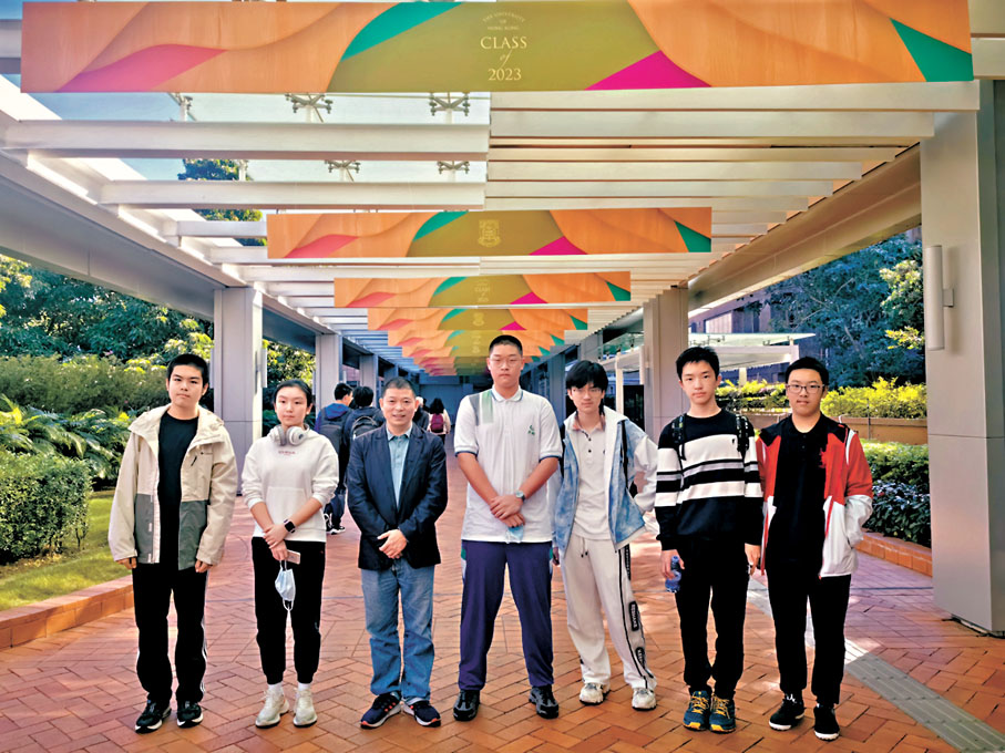 ◆王衛華帶隊參加香港數學奧林匹克，奪得2金4銀的成績。香港文匯報深圳傳真