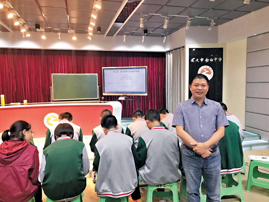 ◆王衛華作為數學聯賽專家給貴州的中學送課到校。香港文匯報深圳傳真