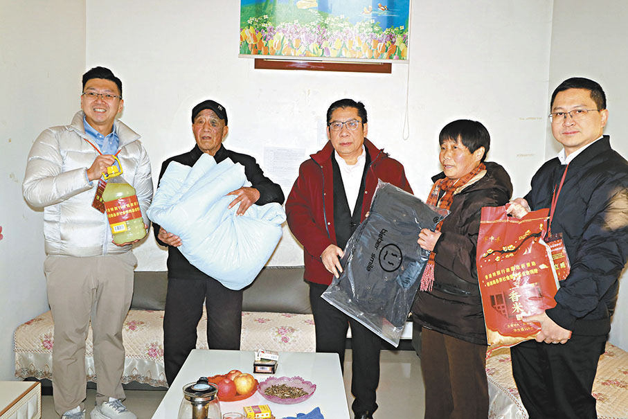 ◆蘇長荣(左三)、朱立威(右一)等向和秀芹的家人送贈物資。