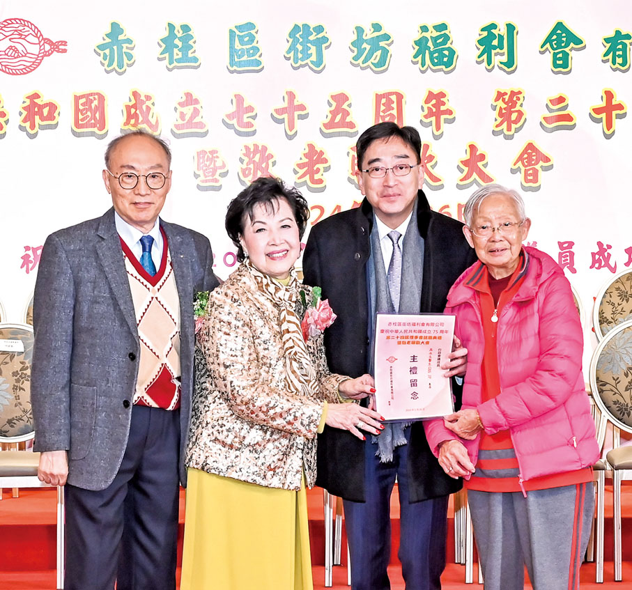 ◆ 陳李佩英致送感謝狀予高永文。