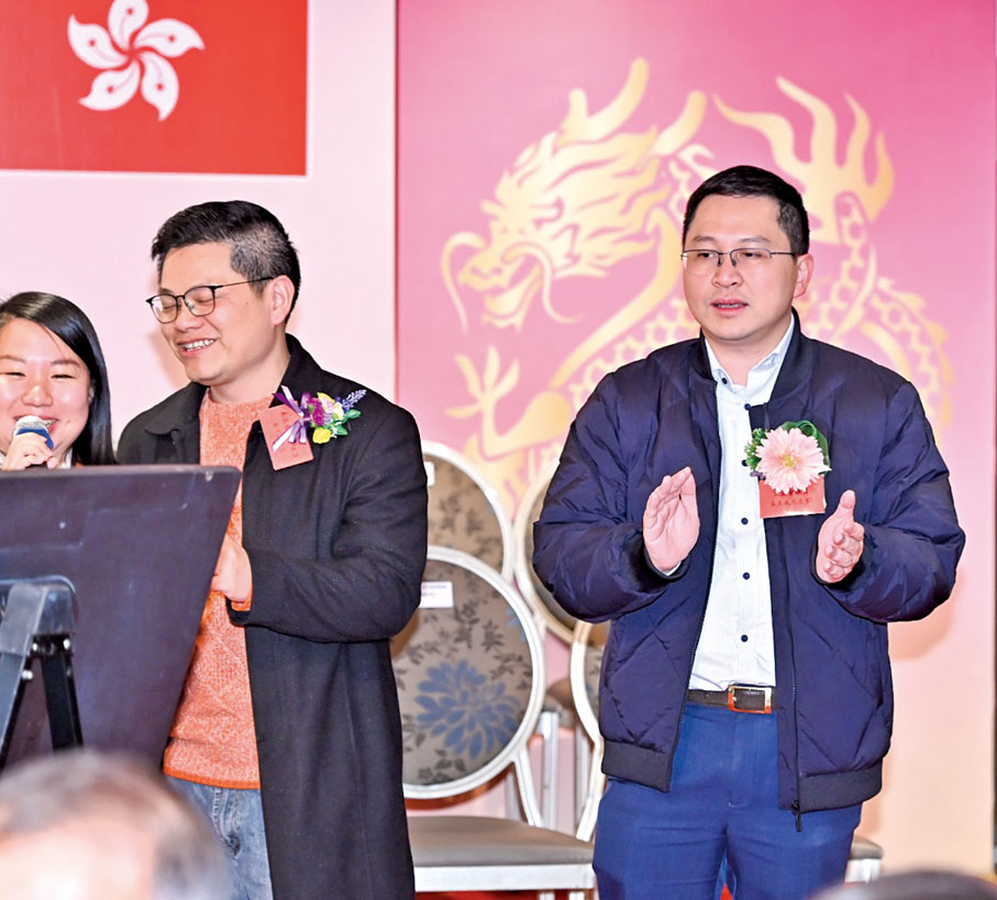 ◆ 朱立威（右）在台上合唱。