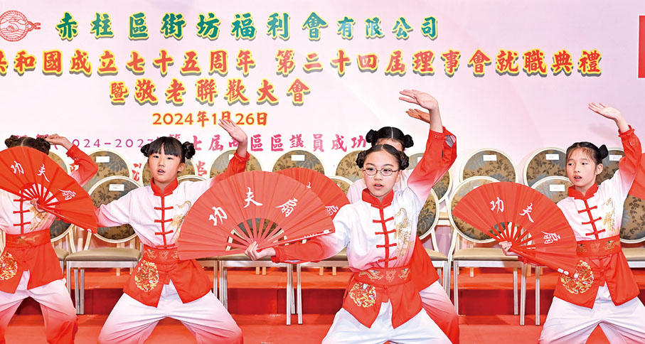 ◆ 蒙特梭利國際學校學生表演扇舞。