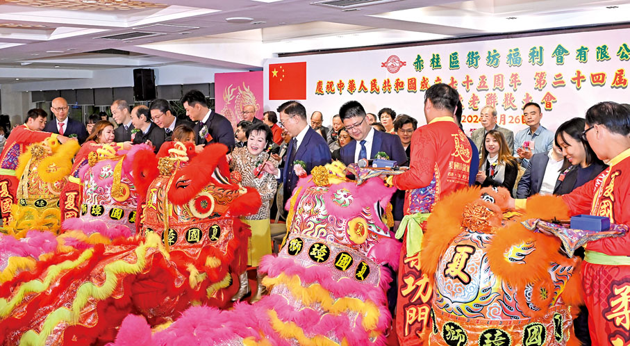 ◆ 主禮嘉賓為醒獅進行簪花掛紅儀式。