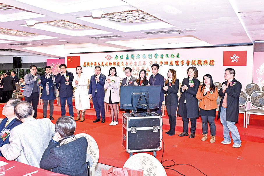 ◆ 南區區議員在台上合唱。