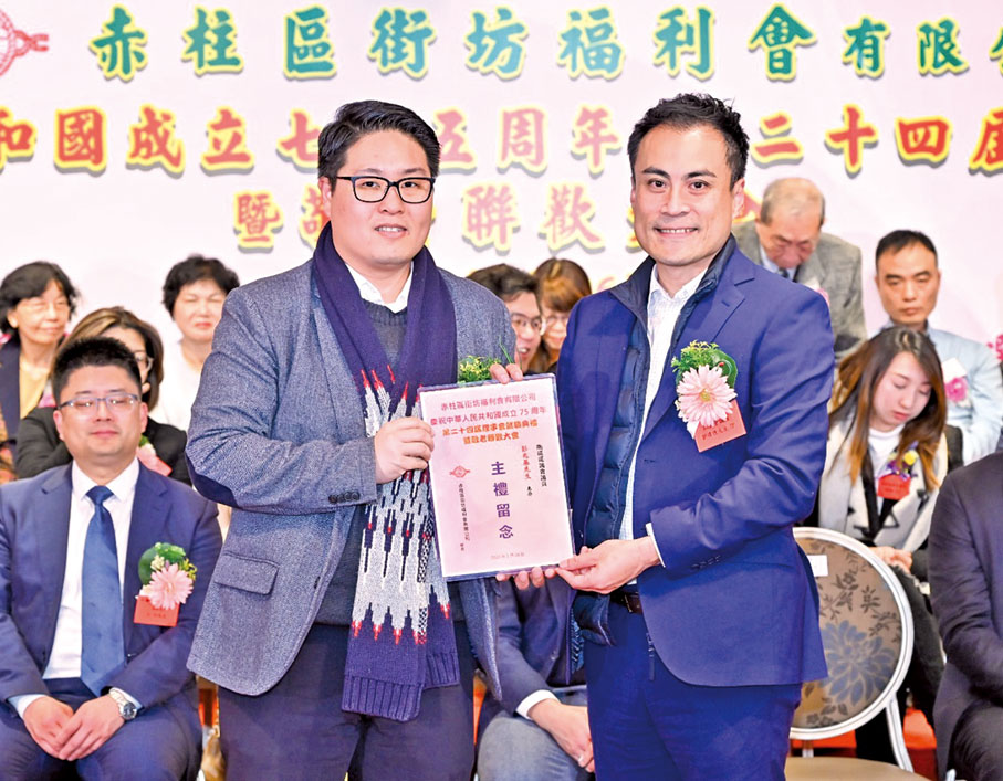 ◆ 郭偉強頒發證書予南區區議員彭兆基。