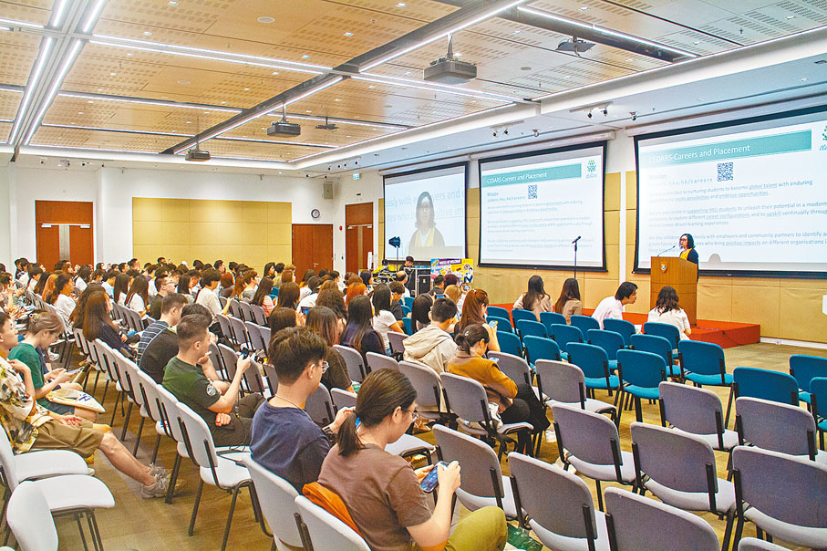 ◆香港大學招生主任四處「出動」，赴「一帶一路」沿線各地，以及歐洲、非洲、亞洲多國進行外展推廣。 港大圖片