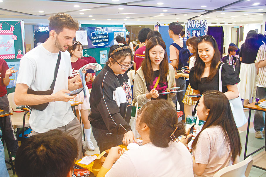 香港大学新招“抢人才” 招生足迹遍欧亚