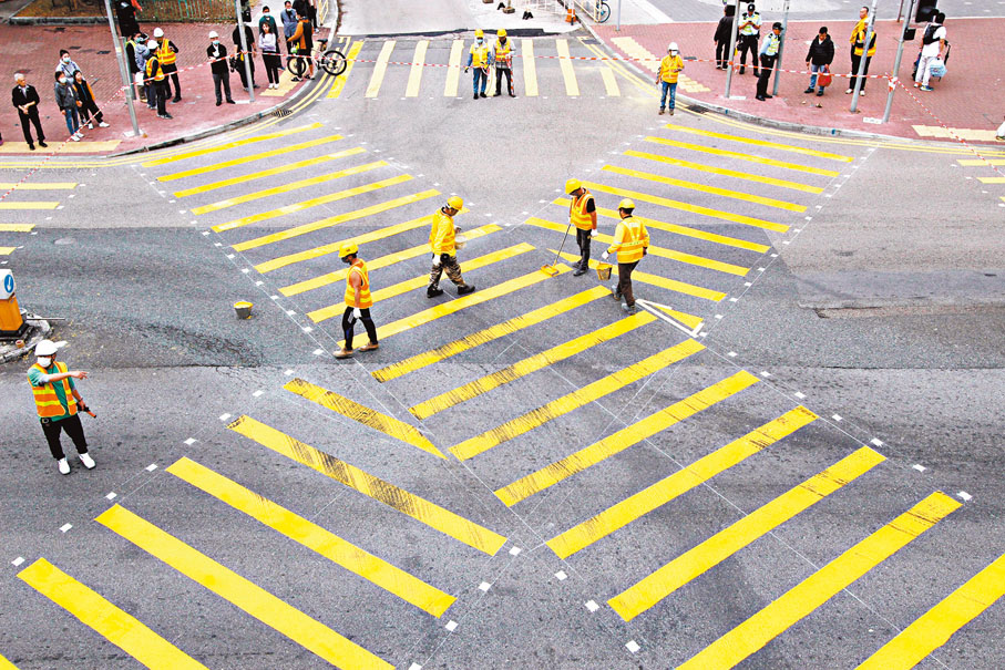 ◆全港首個「對角行人過路處」 試點推行，沙田沙角街與逸泰街路口率先試行對角通行。 香港文匯報記者黃艾力 攝