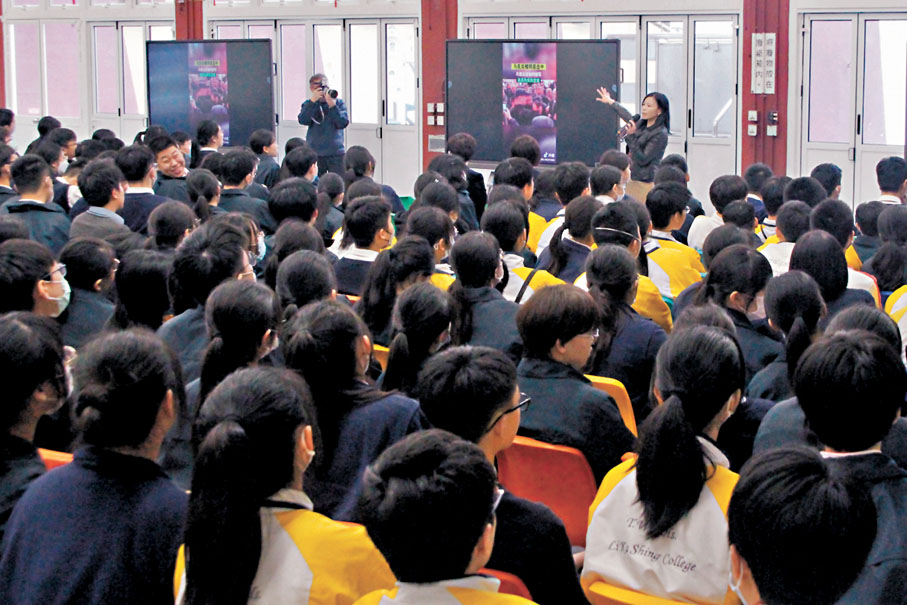 ◆香港文匯管理學院與東華三院李嘉誠中學昨日舉行講座，讓師生學習如何識穿假新聞或假資訊。香港文匯報記者黃艾力  攝