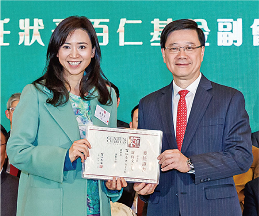 ◆李家超頒發委任狀予副會長予羅寶文。