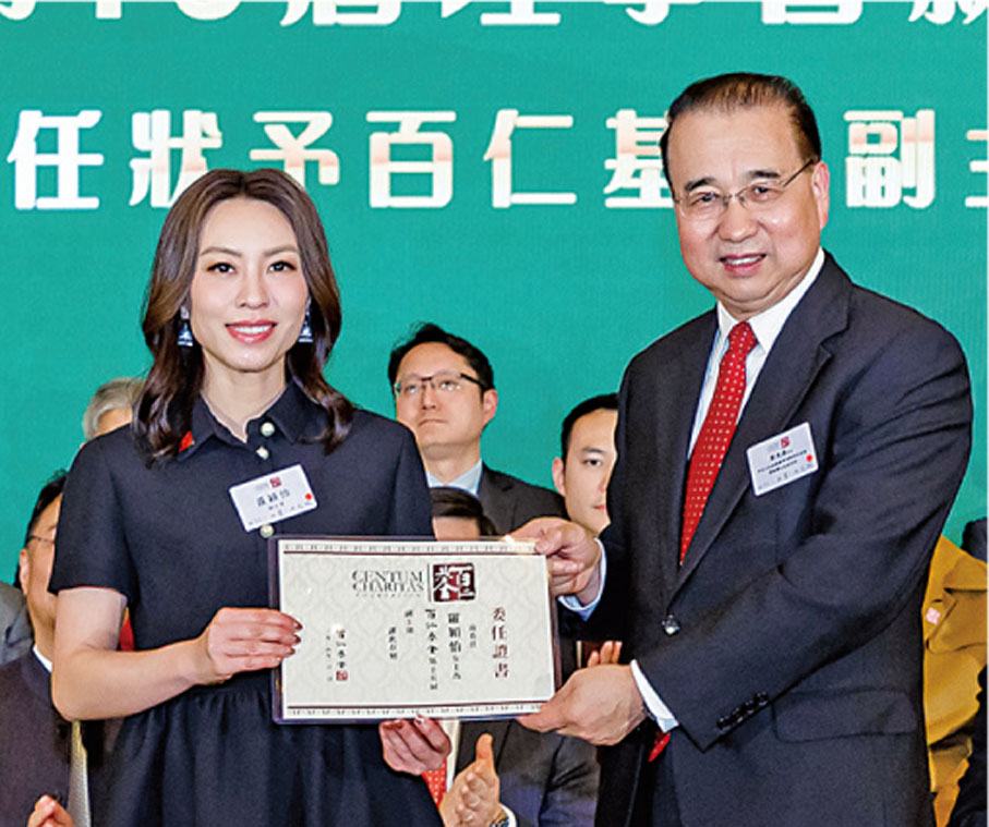 ◆劉光源頒發委任狀予副主席羅穎怡。