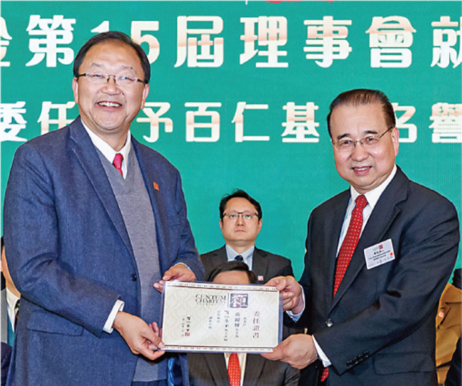 ◆劉光源頒發委任狀予名譽顧問黃錦輝。