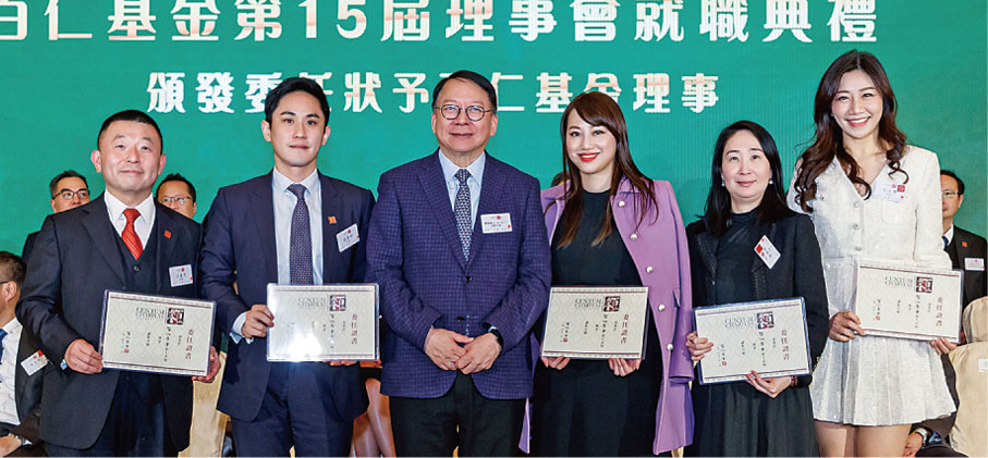 ◆陳國基（左三）頒發委任狀予百仁基金理事王文博（右一）、王嘉恩（左一）、邱詠禧（右三）、 莊家彬（左二）及許明明（右二）。