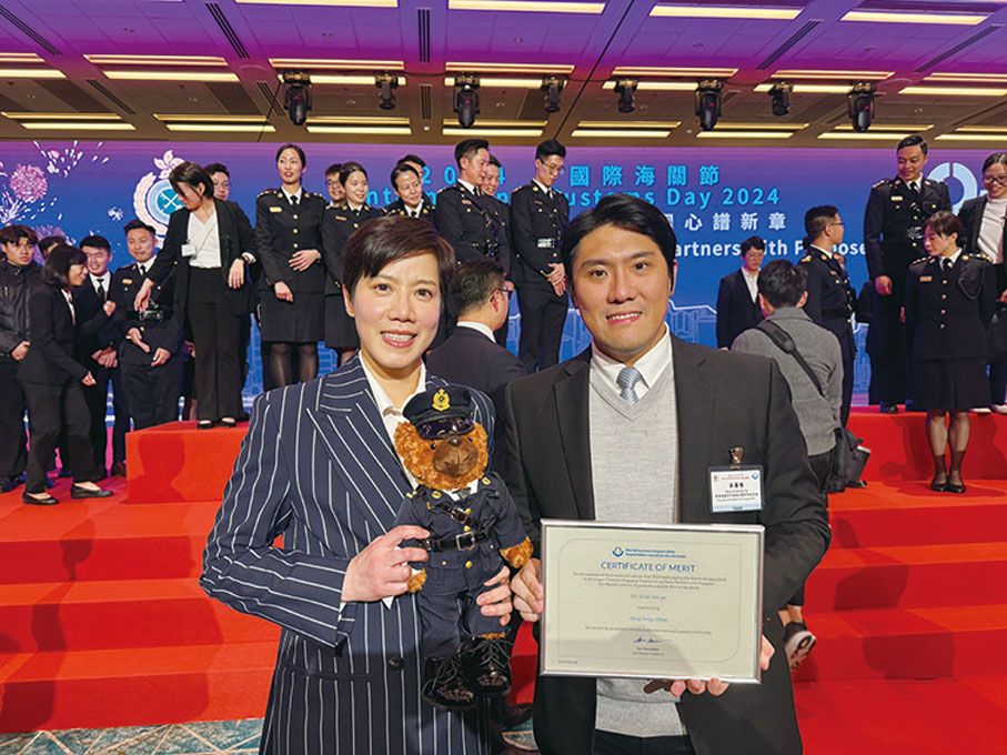 ◆ 海關關長何珮珊（左）與麥騫譽在活動上合照留念。